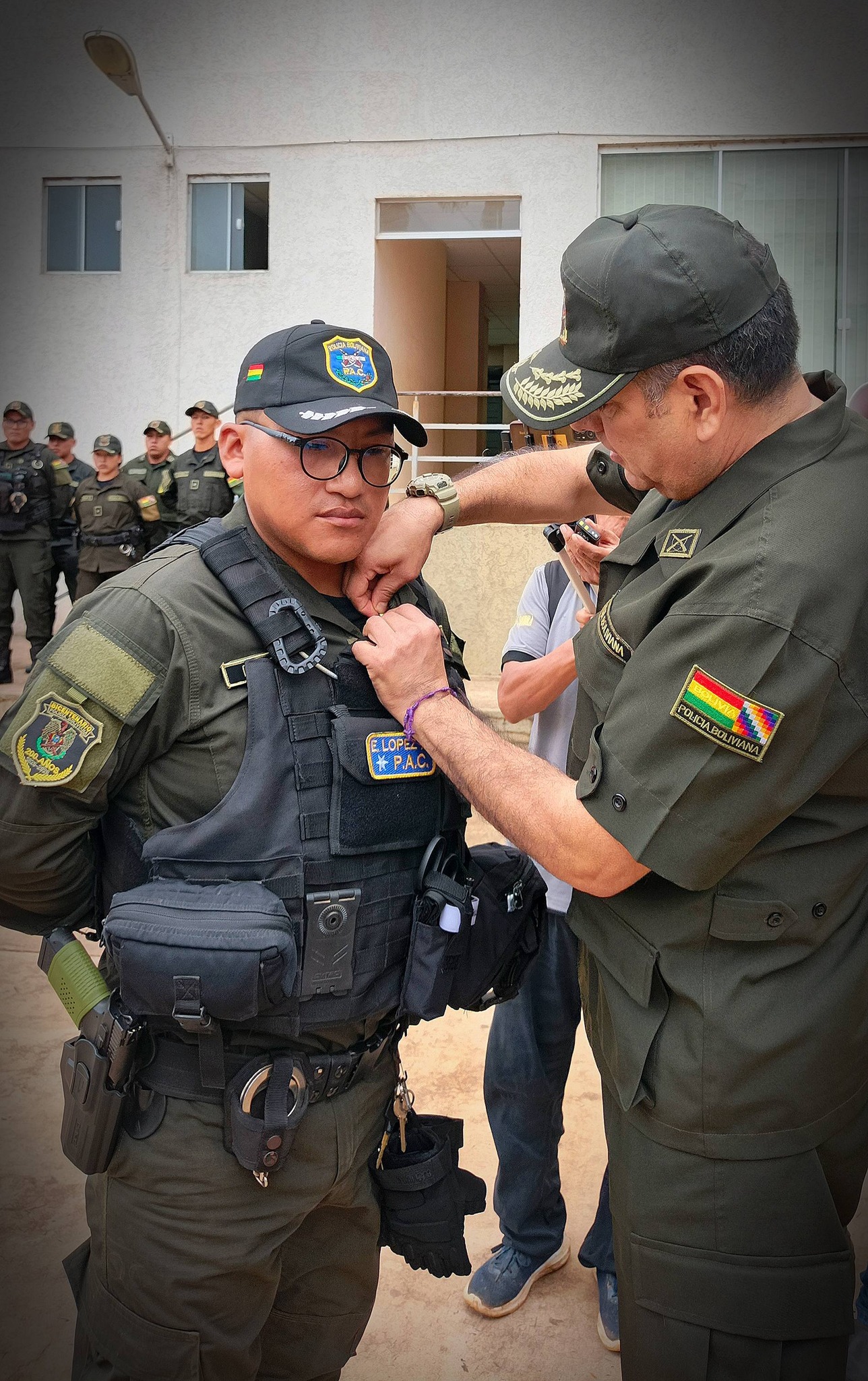 POLICÍA RECHAZA SOBORNO Y ES CONDECORADO CON EL EMBLEMA DE ORO EN PANDO POLICÍA RECHAZA SOBORNO Y ES CONDECORADO CON EL EMBLEMA DE ORO EN PANDO