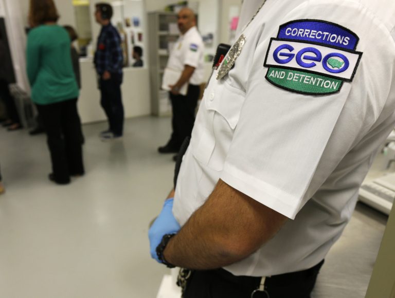¿Puede ICE detener a inmigrantes sin opción de fianza?
