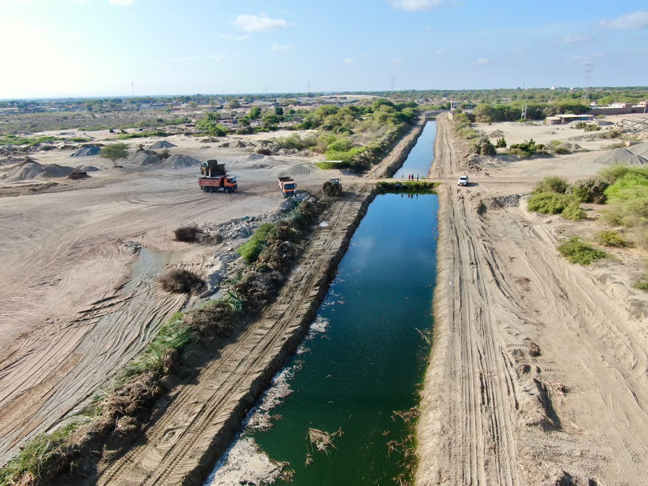 Retiran sedimentos y residuos acumulados en drenes de Catacaos Retiran sedimentos y residuos acumulados en drenes de Catacaos