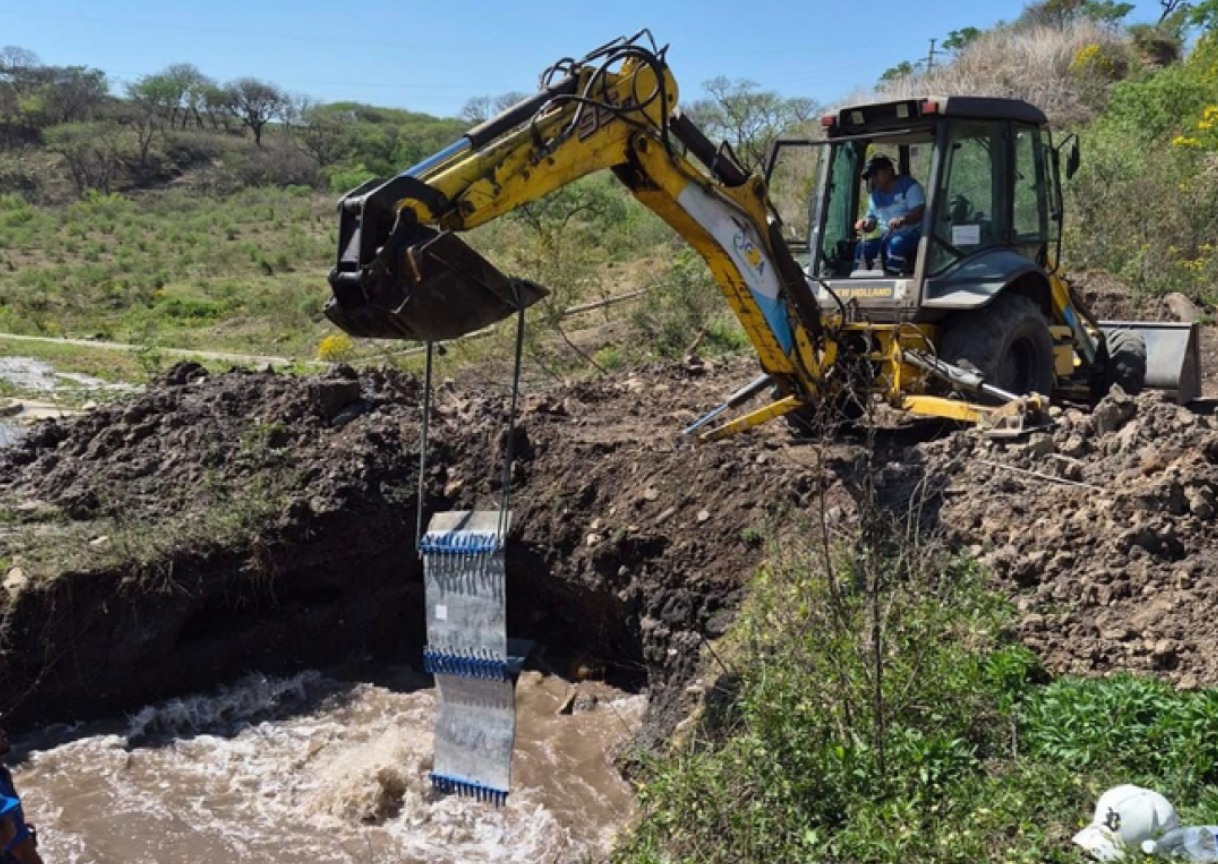Sadir se va a París a vender Jujuy mientras en la capital miles de vecinos todavía discuten algo más básico: tener agua