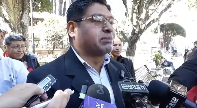 «Se suspenden las clases esta tarde» Maestros y padres van a la marcha contra el aumento del diésel || Se evalúan las clases a distancia el lunes de paro. Descartan clases virtuales.