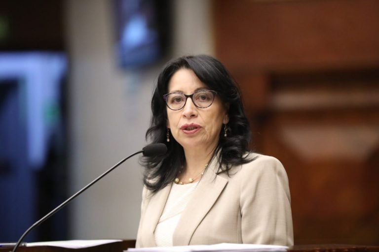 Solanda Goyes no podrá salir del país por supuesto tráfico de influencias