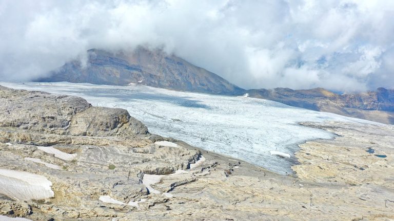 Suiza cubre un glaciar con mantas de lana de oveja para frenar el deshielo y los primeros resultados muestran que protegen casi igual que el plástico