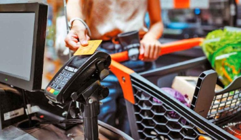 Supermercados llevan siete meses en caída y el crédito sostiene el changuito