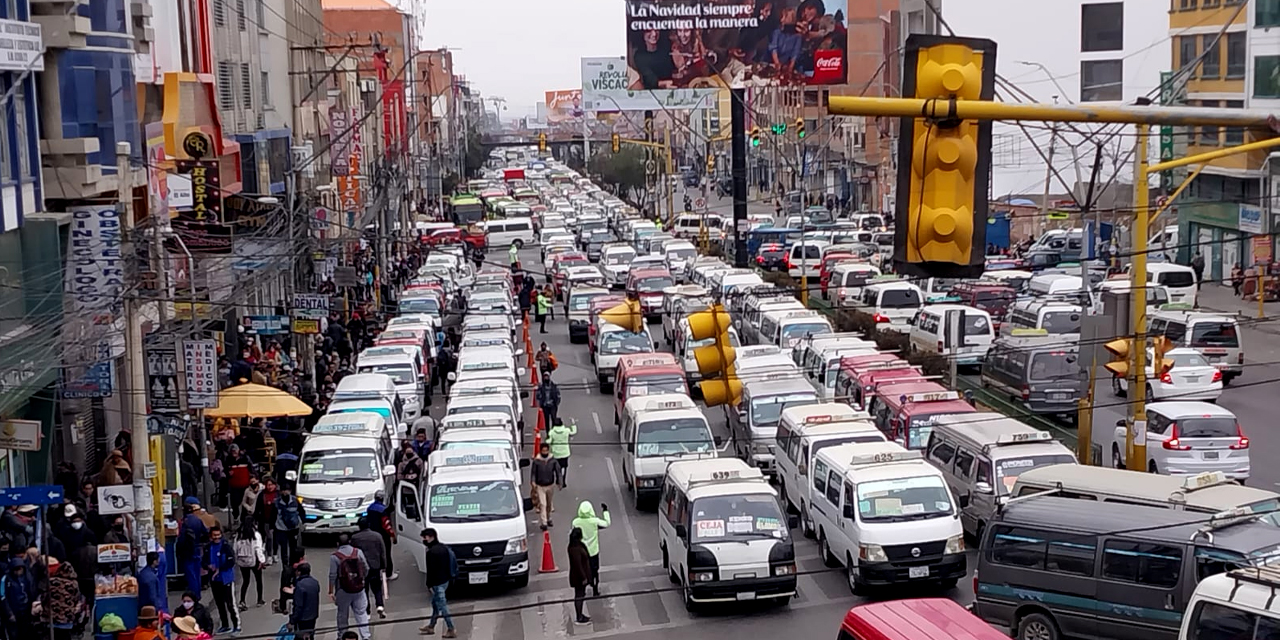 Transporte Libre Nacional define este jueves si se suman al paro nacional contra el «Dieselazo» || El sector definirá en un ampliado de emergencia si acata la medida convocada por la Confederación de Choferes.