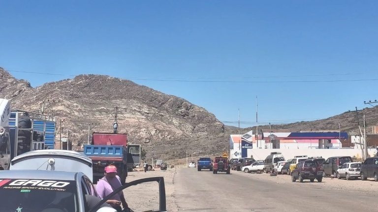 Transportistas de Potosí levantan  bloqueo para recibir gasolina