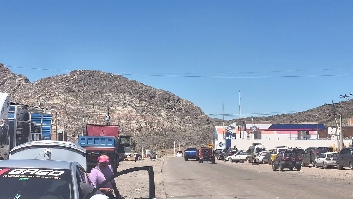 Transportistas de Potosí levantan  bloqueo para recibir gasolina