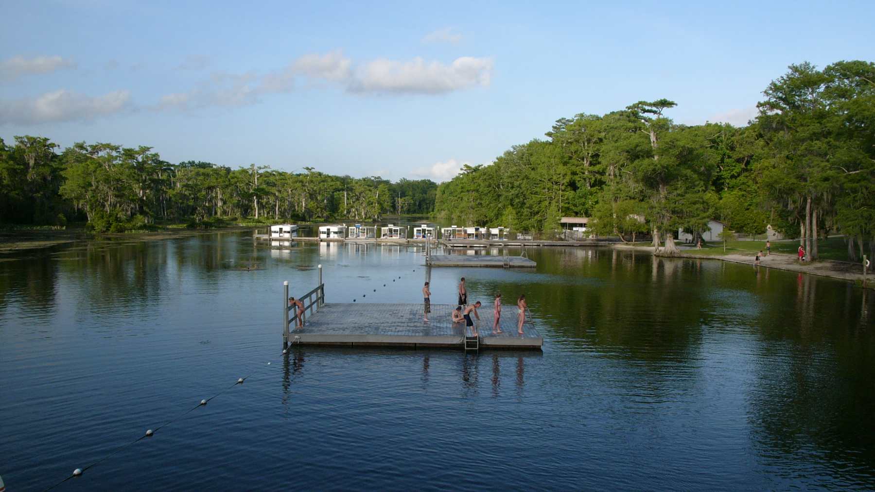 Unos científicos echaron tinte rosa en un sumidero del lago Jackson, en Florida, y 35 días después apareció en el manantial de Wakulla, a 30 kilómetros, aunque solo llegó una pequeña parte del colorante y nadie sabe dónde acabó el resto