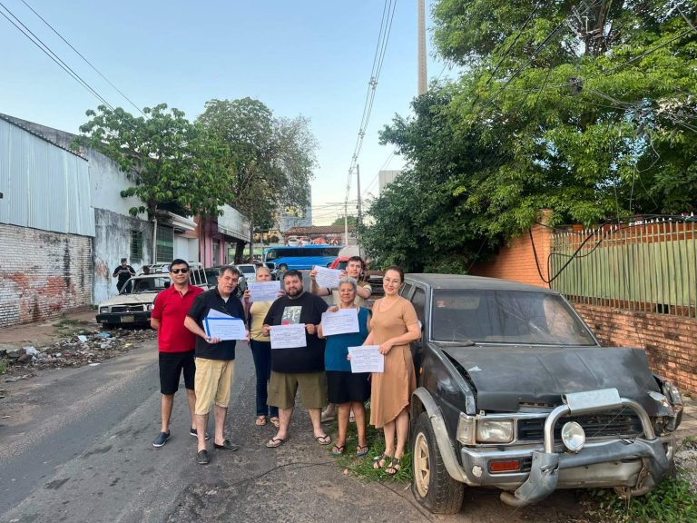 Vecinos de Fernando de la Mora exigen retirar autos chocados que ocupan calles del barrio Centro