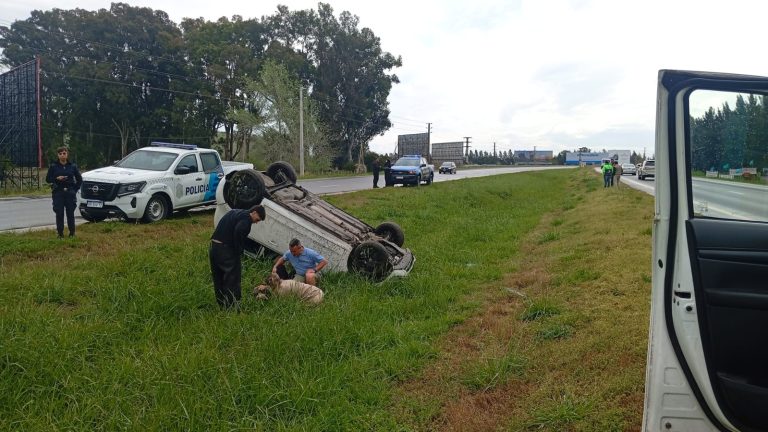 Volcó en la Ruta 2 y una joven de 19 años tuvo que ser hospitalizada