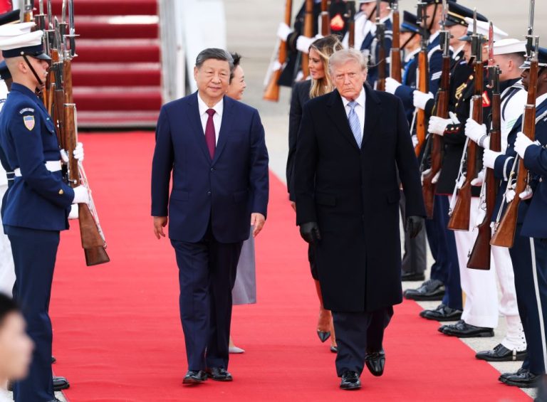 Xi Jinping llega a EE. UU. para visita de Estado y es recibido por Trump en aeropuerto