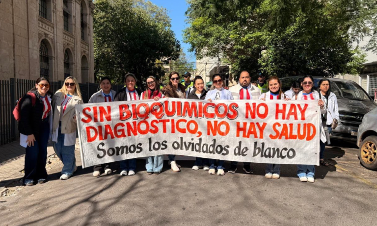 Bioquímicos anuncian huelga nacional de tres días y exigen reajuste salarial