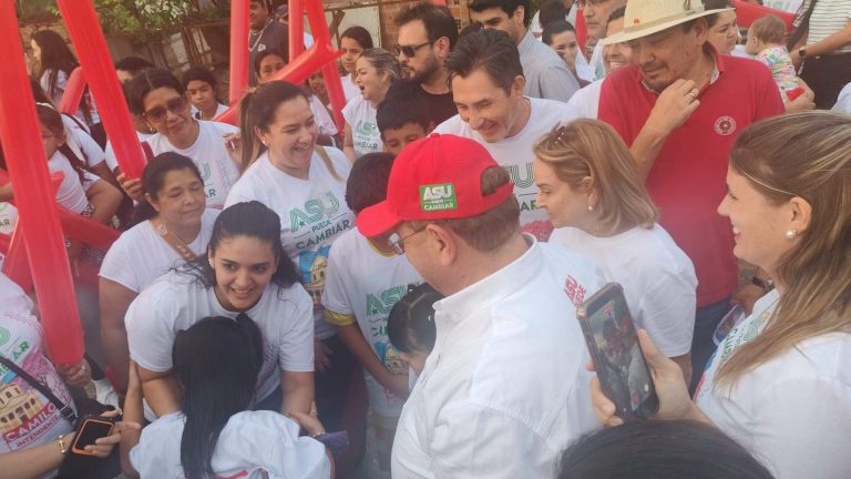 Camilo Pérez hizo su última caminata en el Bañado Sur y prometió obras