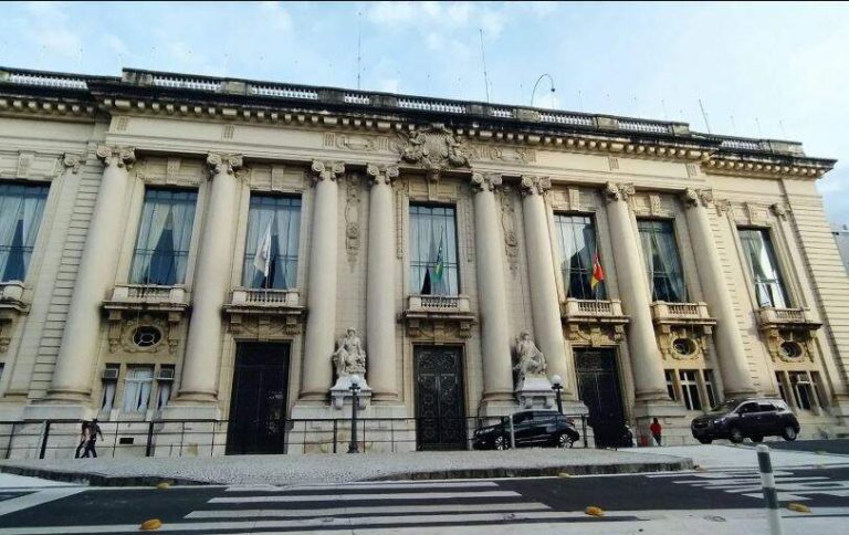 Candidatos ao Piratini encerram setembro com debate e mobilização nas ruas