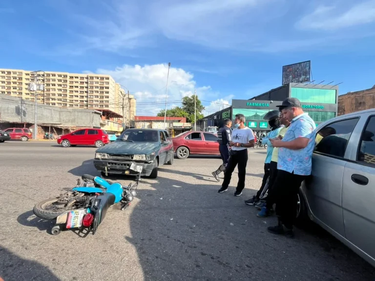 Dos heridos dejó colisión entre una moto y un vehículo frente al Hospital Central de Maracaibo