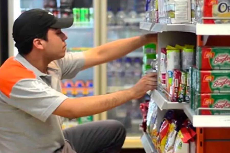 Empleados de comercio: acordaron un aumento del 5,7% escalonado en paritaria y un bono de .000