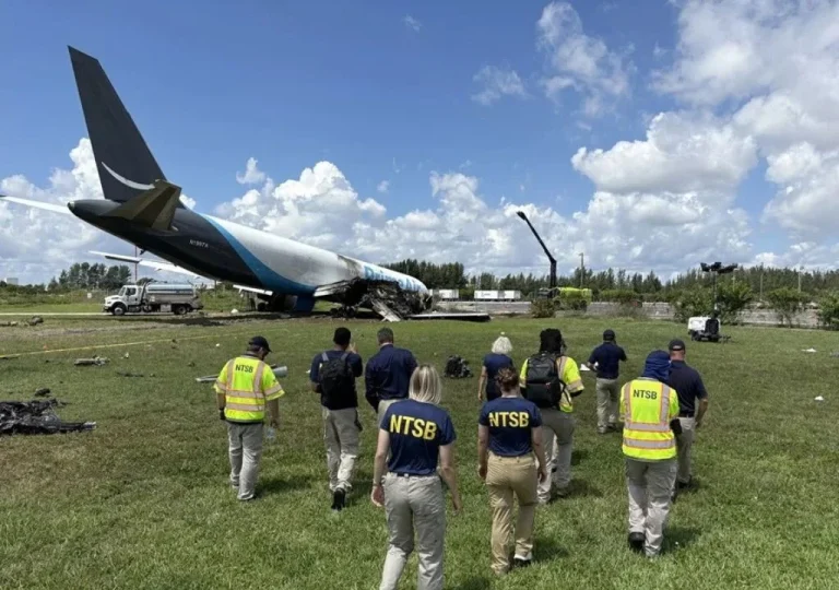 Informe de la NTSB: Avión de Amazon Air volaba a 327 km/h antes de salirse de la pista en el choque que causó la muerte de cinco cubanos en Miami