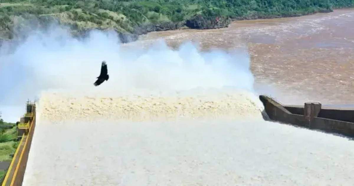 Itaipú reabrió sus compuertas y descarga 3,1 millones de litros por segundo