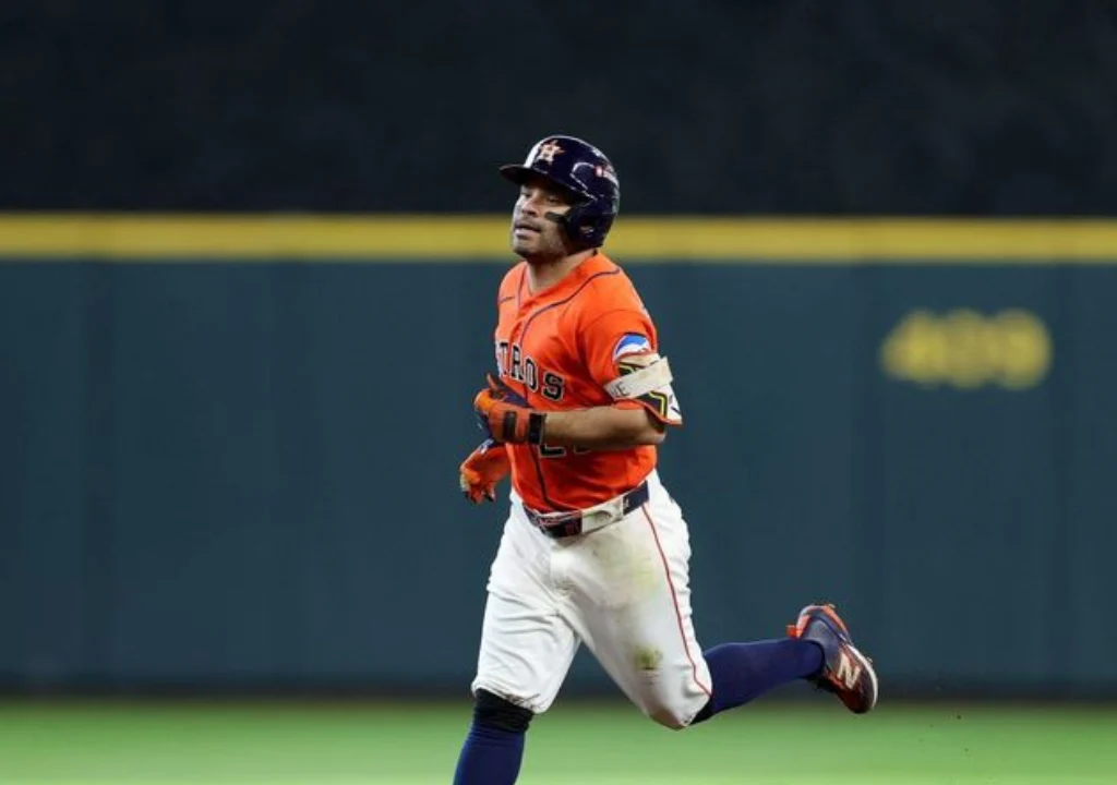 José Altuve conecta cuadrangular y roza el récord histórico en postemporada