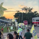 Militantes de Bocalom fazem bandeiraço no elevado Mamedio Bittar