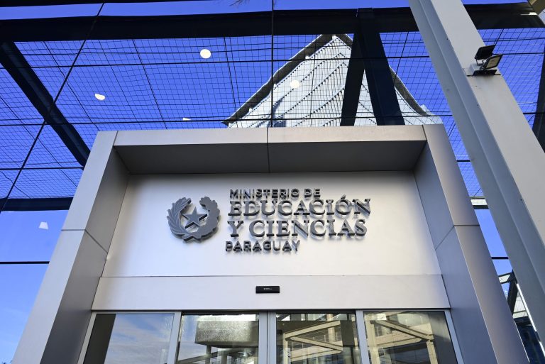 Notas cambiadas y documentos vencidos: así registra el MEC títulos en Medicina