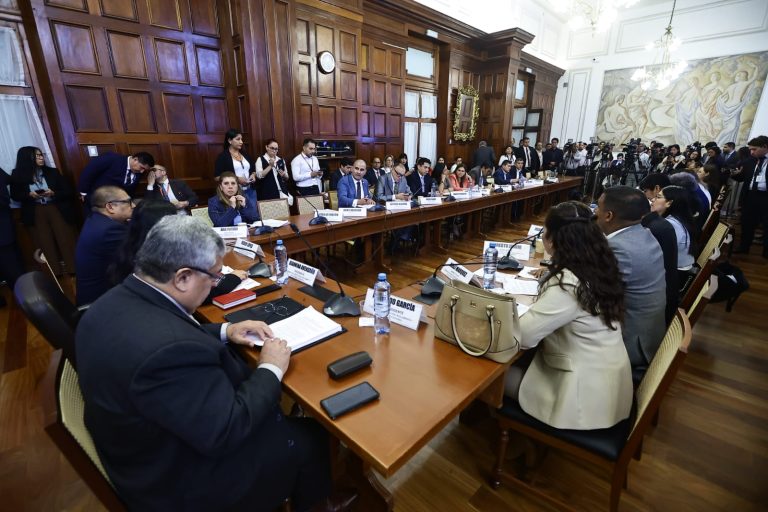 Perú — Diputados limitan facultades del Ejecutivo a seguridad y El Niño