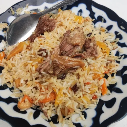 Plov Uzbeque: O que é e Como Fazer o Arroz com Carne