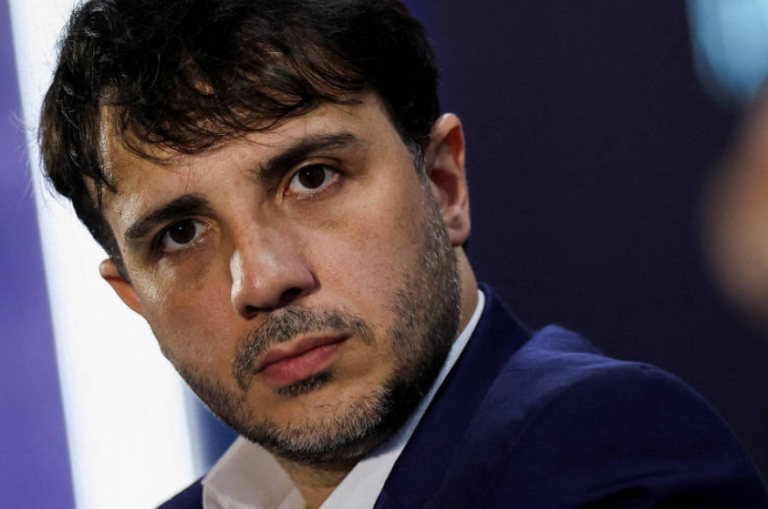 Renan Santos desafia Flávio Bolsonaro para debate em bar após cancelamento na Globo