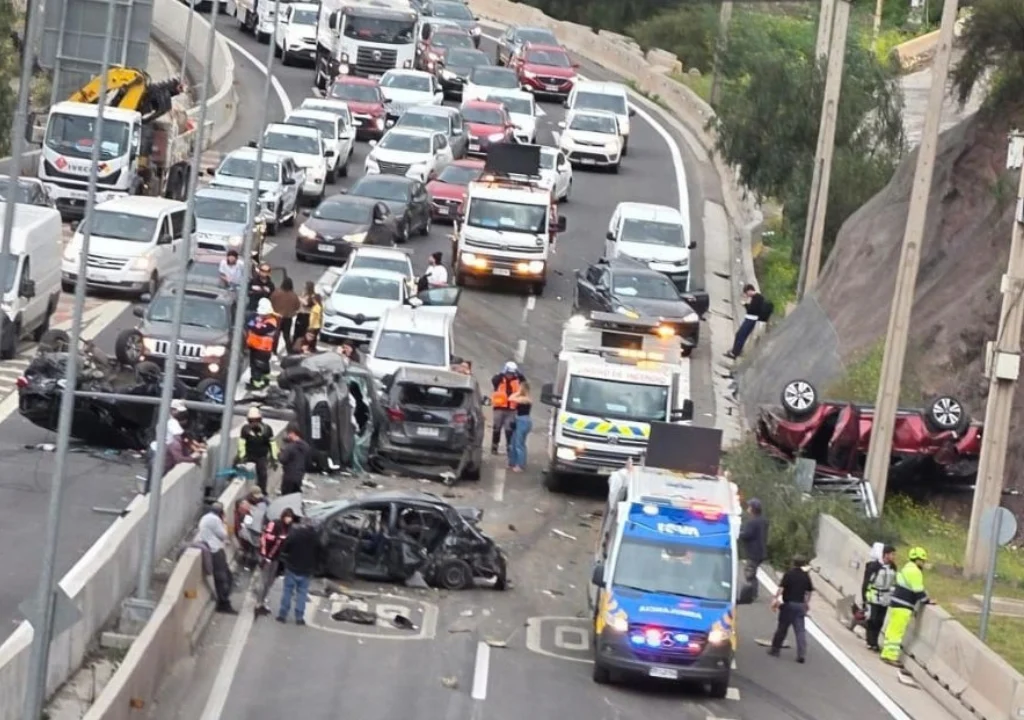 Un muerto y seis heridos tras colisión múltiple provocada por un camión en Chile Un muerto y seis heridos tras colisión múltiple provocada por un camión en Chile