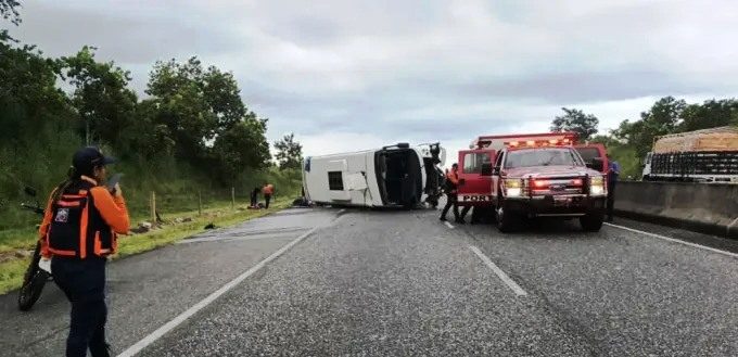 Vuelco de autobús deja tres fallecidos y 30 heridos este 30-Sep